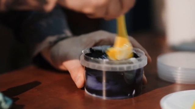 Прем’єра фільму про створення костюмів – «Людина-завод» та «Людина-спальний район» смотреть онлайн