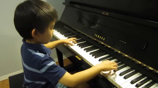 Alex (6) plays piano Angry Birds Theme Song смотреть онлайн