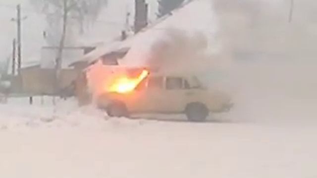 Горит машина 2106 в Трудовой на вокзале. смотреть онлайн