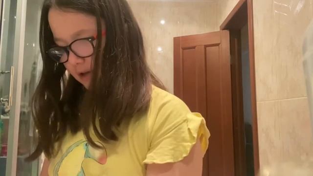 Я пересаживаю улиток в новый большой и просторный контейнер,а также убираюсь у них?❣️