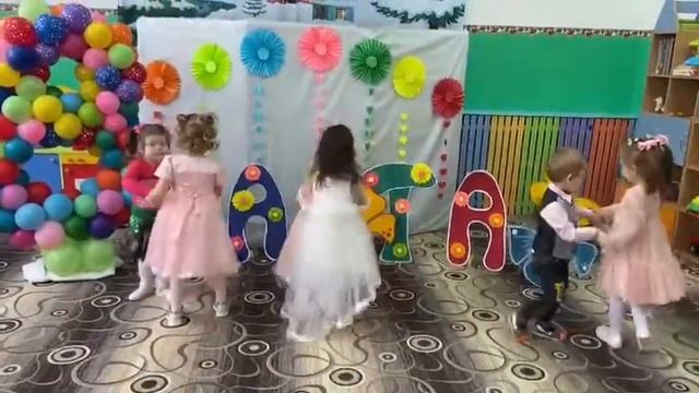 Младшая группа "Рябинка". Танец " Мы веселые малышки" смотреть онлайн