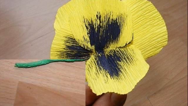 цветы "анютины глазки" из гофрированной бумаги //// flowers "pansies" corrugated paper смотреть онлайн