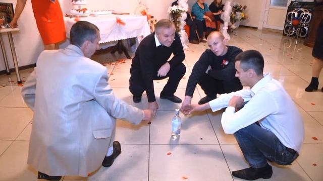 Свадебный КОНКУРС с бутылкой смотреть онлайн