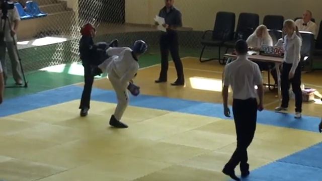 Бобров Роман 2.2 ПОИНТ 18.09.15 Чемпионат и Первенство Республики Крым по кикбоксингу WAKO смотреть онлайн
