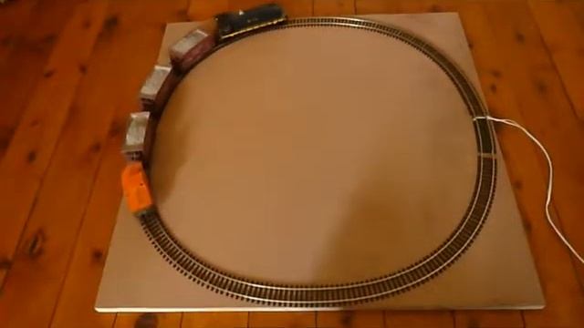 A 600mm x 600mm HO Scale "Pizza" Layout, #1 смотреть онлайн