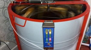 Медогонка с электроприводом АВВ 100. Алгоритм откачивания мёда. Обзор привода в работе.