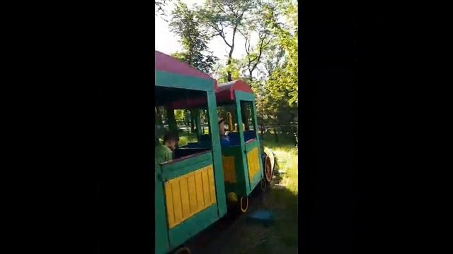 Девочки катаются на качелях.Дети в парке.Саша и Лиза катаются и гуляют смотреть онлайн