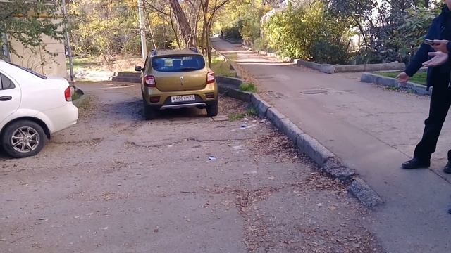 Водитель жив !!! Автомобиль перевернулся. Во дворе ул.Кожанова в Севастополе.29 октября 2021 год.