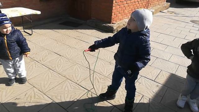 Позитивия 09 03 2019 Дети учатся прыгать на скакалке физминутка воспитатель Наира Папян смотреть онлайн