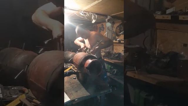 Пилим газовый баллон для мангала. смотреть онлайн