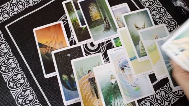 Как ему ЖИВЕТСЯ с ней? Он и соперница. ??Таро гадание расклад сейчас. смотреть онлайн