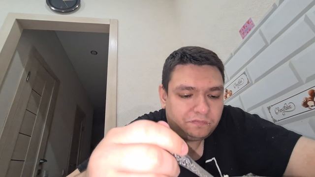 Ночной перекус салатом из майонеза, зелённого лука, варённых куринных яиц, Ням-ням. смотреть онлайн