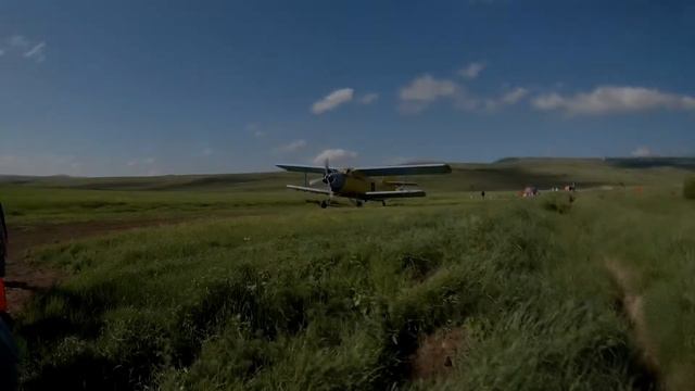 Прыжки с парашютом в День Победы. смотреть онлайн