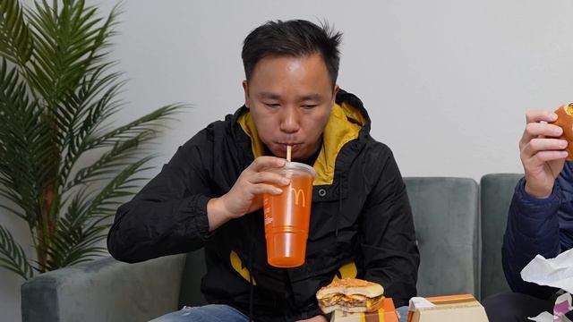 What Happens to Your Body When You Eat 100 pounds of Mcdonalds ? смотреть онлайн