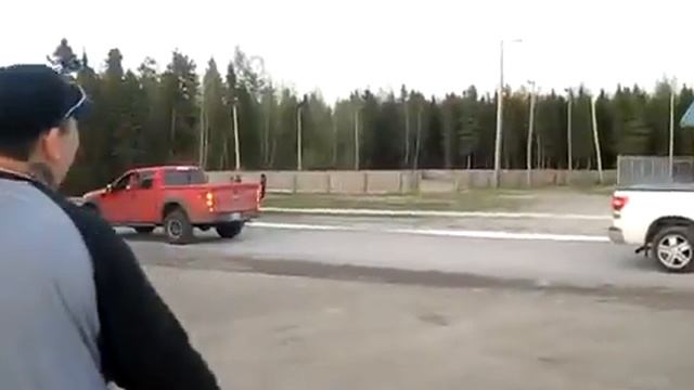 Toyota Tundra vs Ford F150 Raptor смотреть онлайн