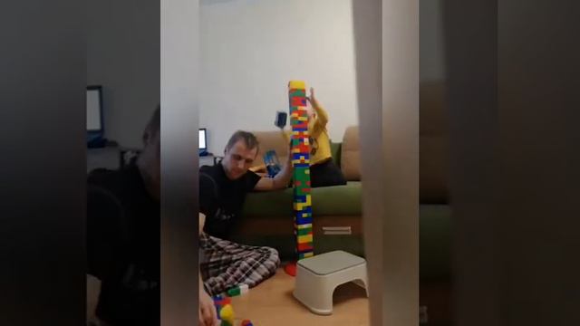 Строим из конструктора башню. Савве 2.5 года. смотреть онлайн