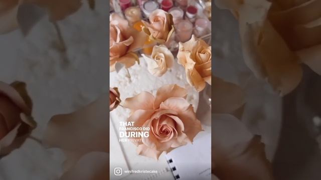 Sugar flowers Quicksand roses? #sugarflowers #cakedecorating #cakedecoration смотреть онлайн