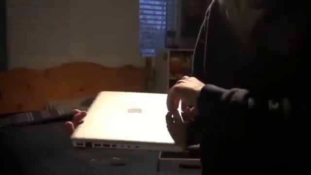Aluminum Unibody Apple 13" Macbook (Late 2008) Unboxing смотреть онлайн