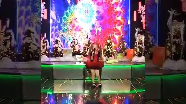 Песня. На улице дождик на улице слякоть, а им все равно...