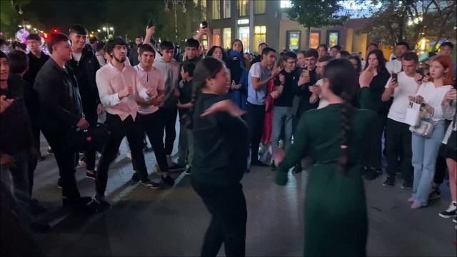 Суперская Чеченская Ловзар Лезгинка 2024 Девушки Танцуют Классно На Арбате ALIHSKA Казахстан смотреть онлайн