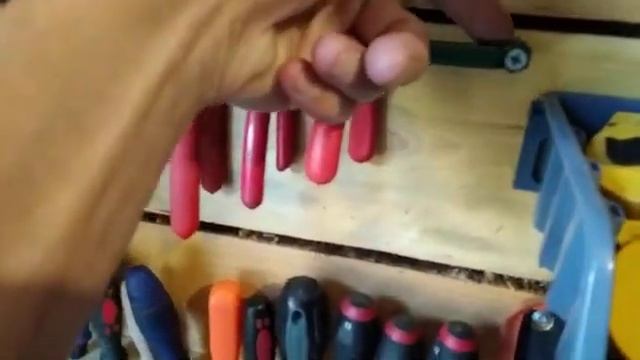 Размещение отвёрток и прочего инструмента в мастерской. смотреть онлайн