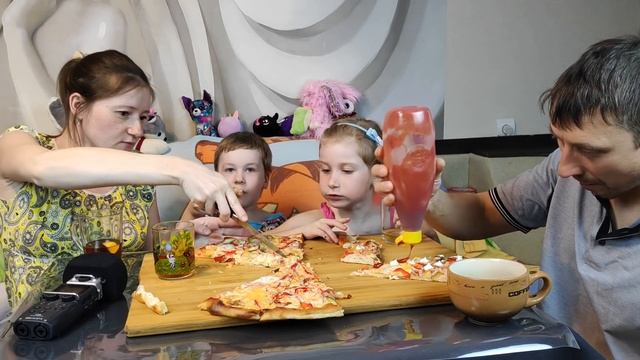 МУКБАНГ СЕМЕЙНАЯ ПИЦЦА | MUKBANG FAMILY PIZZA. Russian Food | #pizza #пицца #StepFamily #mukbang