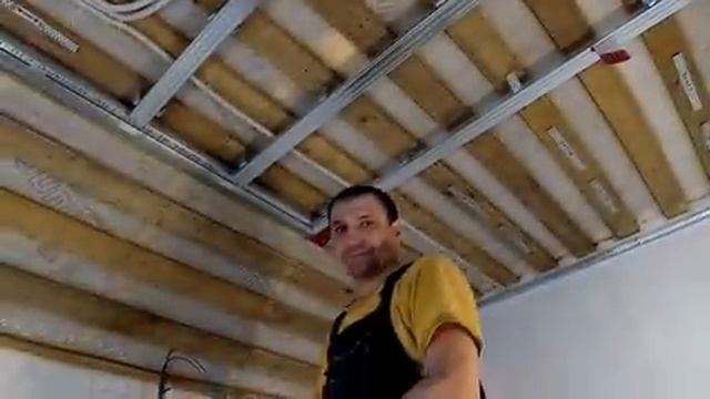 Потолок из гипсокартона на мансарде.Как сделать внутренние и наружние углы? смотреть онлайн