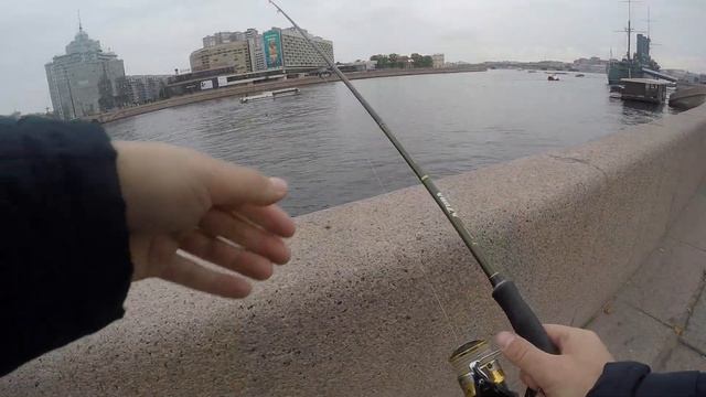Стритфишинг в Питере. В центре Санкт-Петербурга рыбалка. Часть 2. смотреть онлайн
