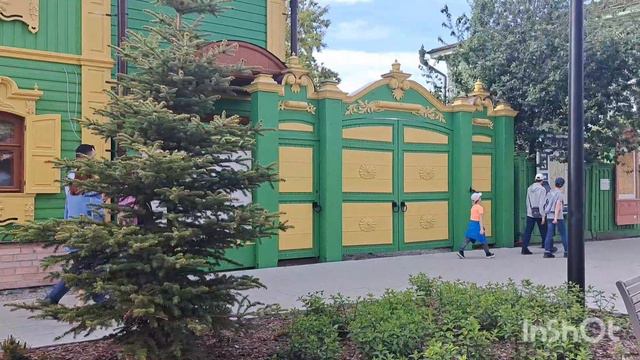 Рождённый в Тюмени гуляет по исторической части города. Сквер Сибирских кошек. смотреть онлайн