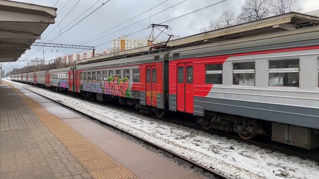 Электропоезд ЭД4МК 0020 Москва - Домодедово на станции Бирюлево товарная смотреть онлайн