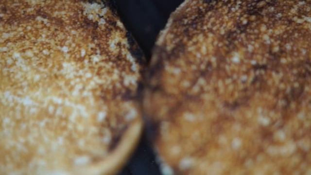 Правильный бургер с картошкой фри и традиционным салатом коул слоу. смотреть онлайн