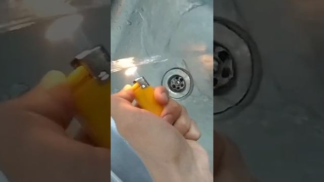 Пытаюсь вскипятить воду из под крана зажигалкой смотреть онлайн