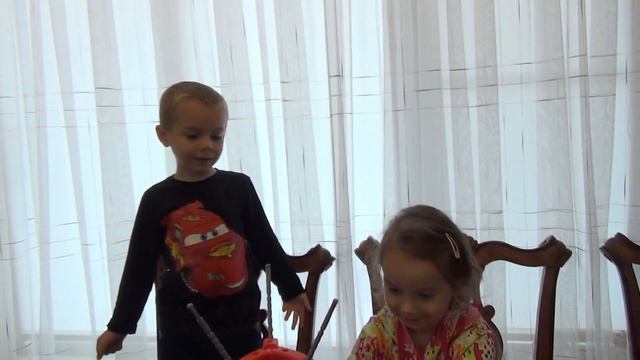 Диана. игра Супер Шар Бум Бум Балун. Diana playing Boom Boom Balloon Game смотреть онлайн