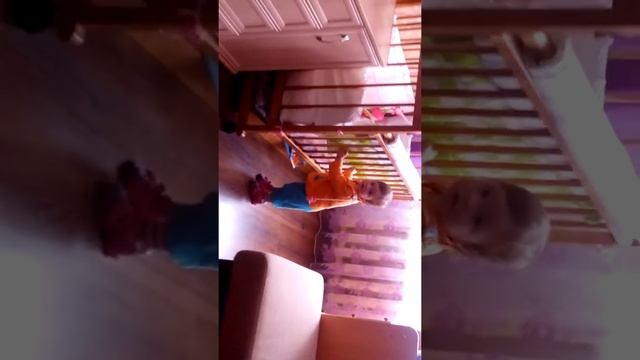 Учимся ходить по стеночке! смотреть онлайн