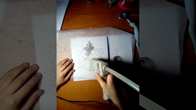 красивая снежинка из термоклея !!! смотреть онлайн