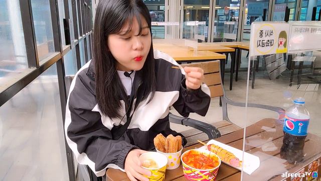 햄버거22개 먹는 사람이 아침부터 해질때까지 휴게소 음식을 털면 얼마나 먹을 수 있을까? 휴게소 3차 릴레이먹방! MUKBANG смотреть онлайн
