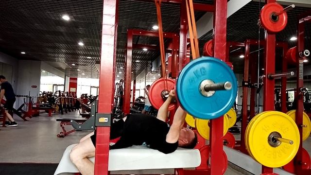 Жим лёжа на скорость, резина сверху, средним хватом 110 на 3 смотреть онлайн