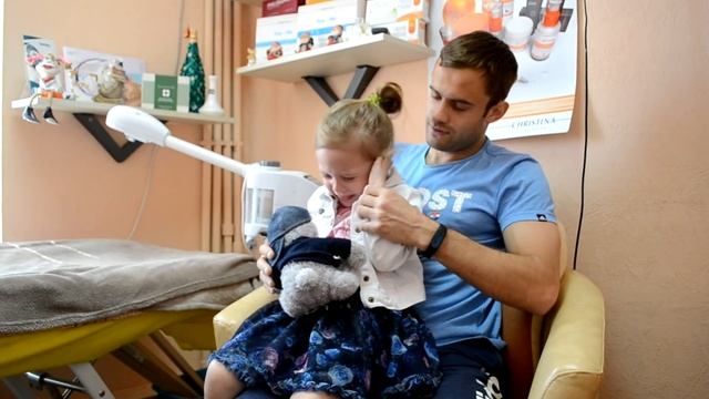 VLOG Как прокалывают уши пистолетом. Много слёз и криков. Малышка Вероничка колит ушки в 4 годика. смотреть онлайн