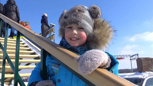 Катаемся на надувных санках Видео для детей Веселая зима 2018. 0+ смотреть онлайн