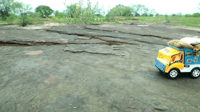 Игрушки возят мешки с рисом по грязи смотреть онлайн