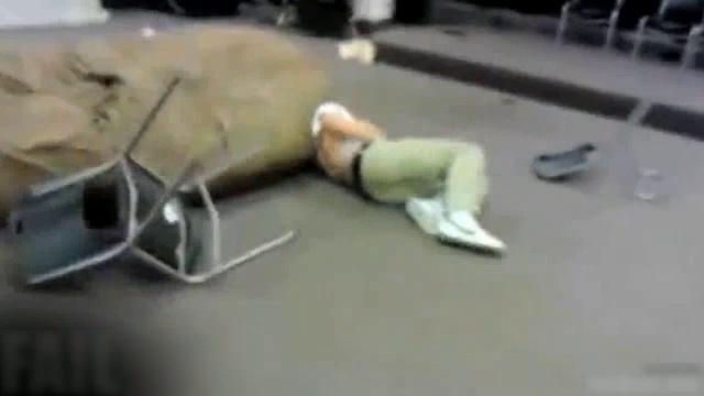 Неудачный прыжок через стулья смотреть онлайн