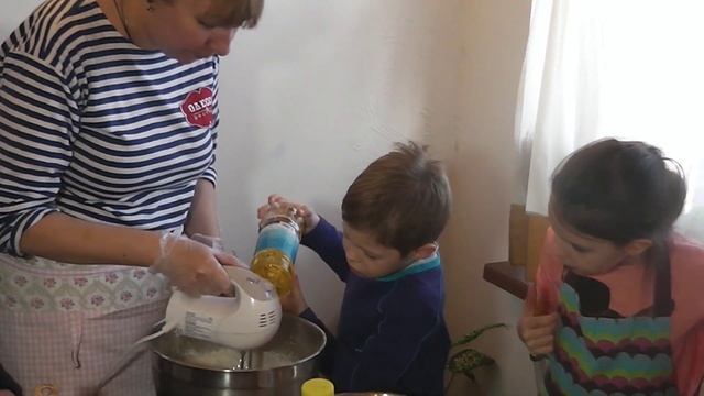 Замешиваем тесто - детский мастер-класс по изготовлению блинчиков смотреть онлайн