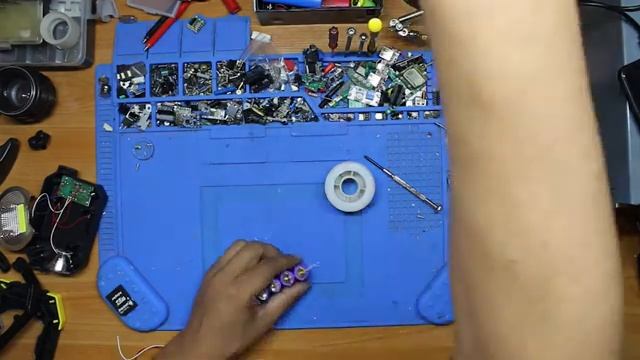 Китайцы халтурят. Замена аккумулятора в фонарике на более ёмкий. Replacing battery in the flashligh смотреть онлайн