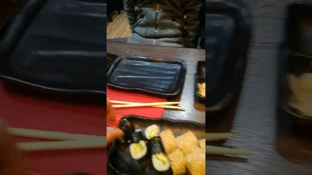 Суши. Японский ресторан. Учимся есть палочками смотреть онлайн