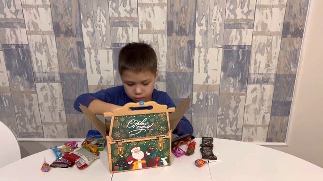 Распаковка Подарков из Магнита. Новый Год 2023 ?Новогодний домик ? смотреть онлайн