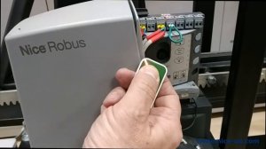 Видеоинструкция. Управление двумя воротами при помощи одного пульта