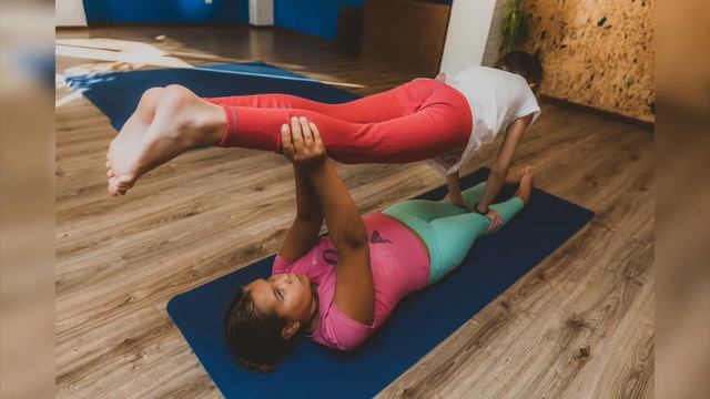 Наталья Манылова - создатель и идейный вдохновитель студии йоги и массажа "Мята". Детская акройога смотреть онлайн