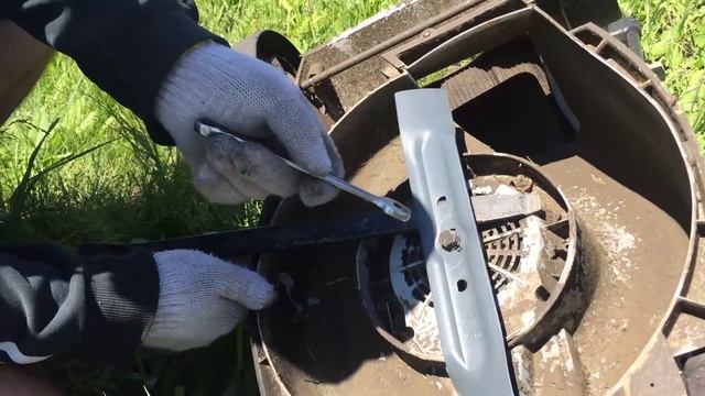 Реальный обзор газонокосилки Интерскол ГКЭ-32/1200 ,после 1 года эксплуатаций, меняем нож. Часть 3. смотреть онлайн