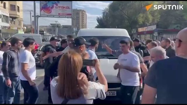 Стычки на улицах Еревана продолжаются, ситуация по-прежнему напряженная смотреть онлайн