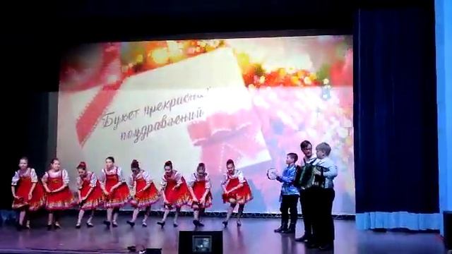 Музыкально-танцевальный номер "Ложкари" на 8 марта в ДК смотреть онлайн